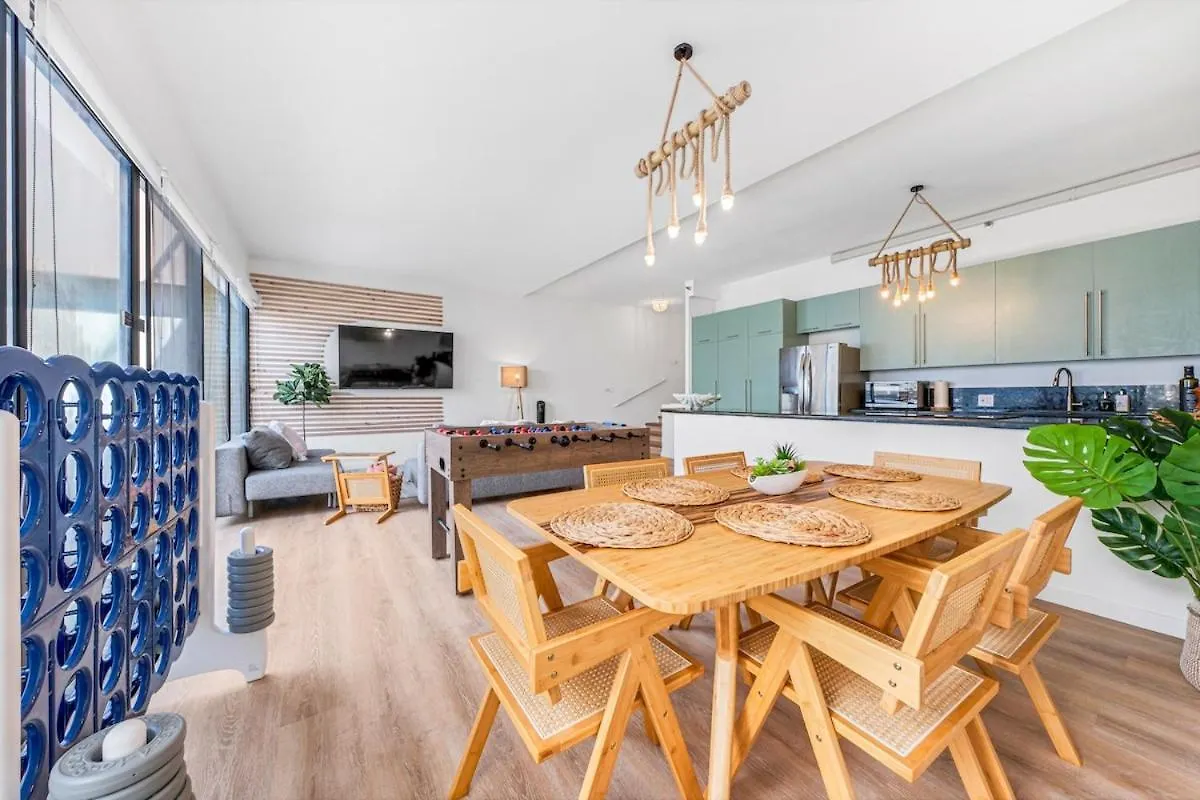 Bright Beach Style Condo Steps To Pool, Hot Tub And Parking Honolulu Apartment