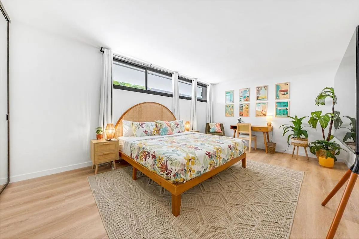 Bright Beach Style Condo Steps To Pool, Hot Tub And Parking Honolulu Apartment