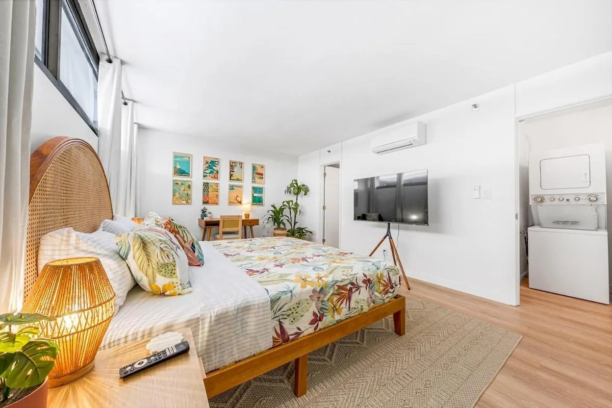 Bright Beach Style Condo Steps To Pool, Hot Tub And Parking Honolulu
