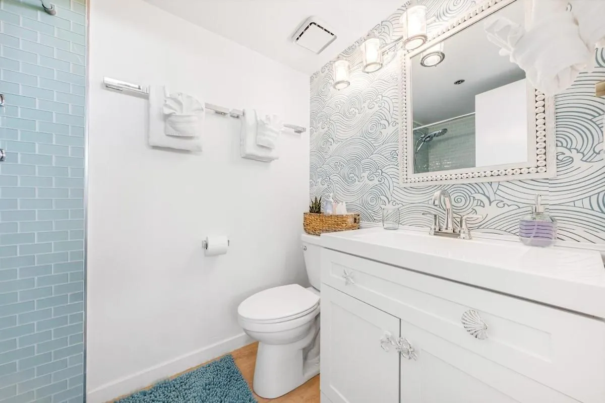 Bright Beach Style Condo Steps To Pool, Hot Tub And Parking Honolulu Apartment