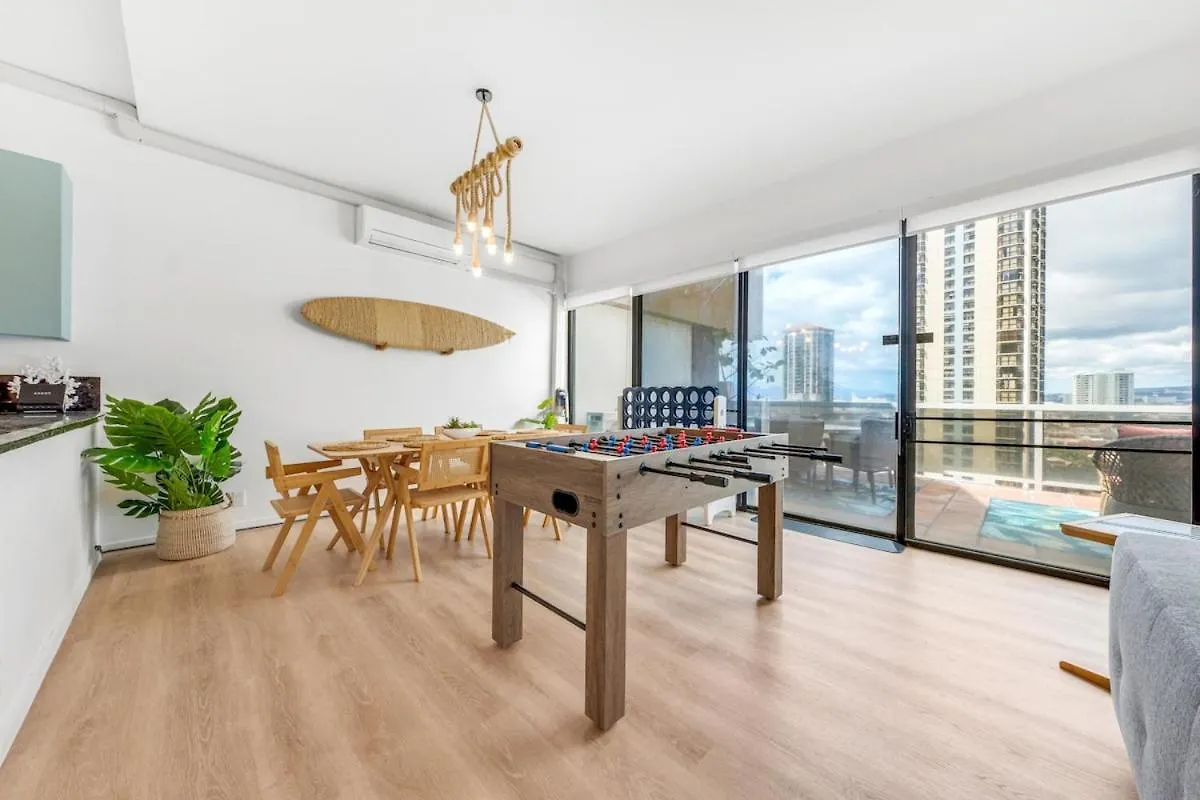 Bright Beach Style Condo Steps To Pool, Hot Tub And Parking Honolulu Apartment