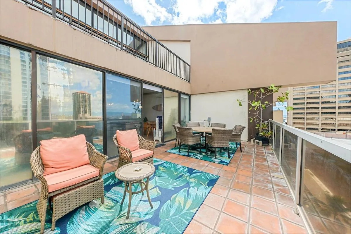 Bright Beach Style Condo Steps To Pool, Hot Tub And Parking Honolulu