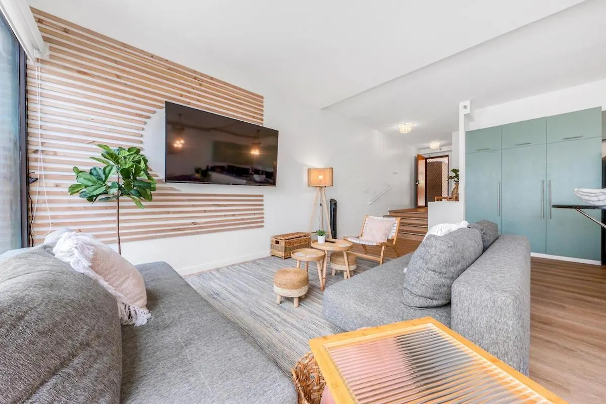 Bright Beach Style Condo Steps To Pool, Hot Tub And Parking Honolulu Apartment