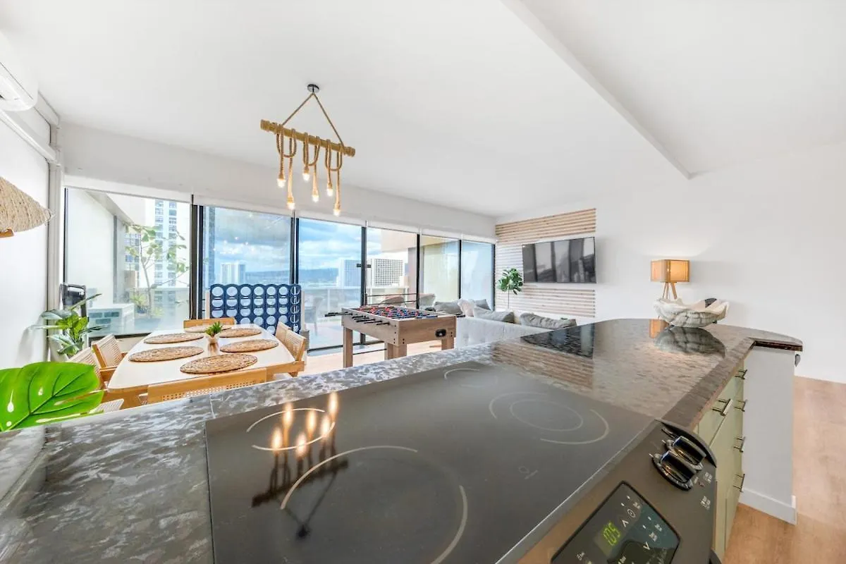 Bright Beach Style Condo Steps To Pool, Hot Tub And Parking Honolulu