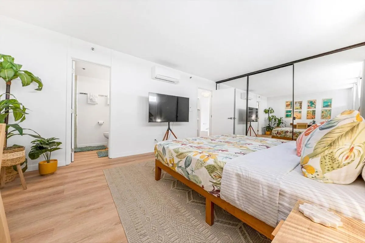 Bright Beach Style Condo Steps To Pool, Hot Tub And Parking Honolulu