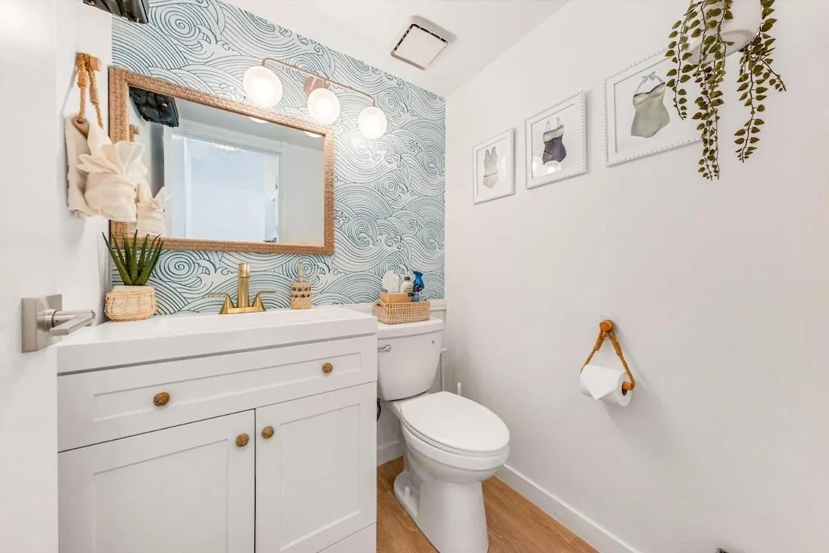Bright Beach Style Condo Steps To Pool, Hot Tub And Parking Honolulu